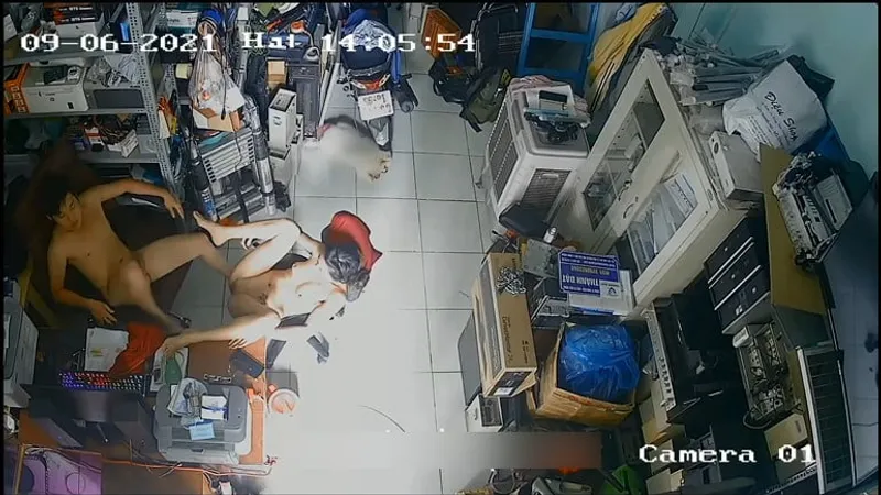 Người vợ ông xã chịch nhau trong của hàng máy tính